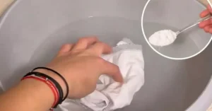 Във водата добавям 2 с.л. и накисвам белите дрехи. След 15 минути жълтеенето и петната изчезват без белина! 2 2 49 2048x1072 1