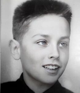 Това момче се ражда на 8 ноември 1935 година. ❤️🩹 А този прочут актьор напусна този свят през лятото на тази година. 🤔 Познахте ли кой е? 38 494207516 599891259815232 3355689863723468669 n