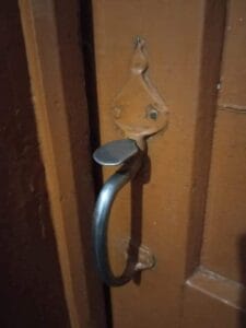 А вие знаете ли какво е това на вратата? 30 503590100 1111157534381829 147268968298370387 n