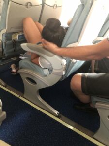 Този баща държа главата на дъщеря си в продължение на 45 минути, за да може тя да поспи по време на полета… но на снимката имаше един детайл, който предизвика бурни спорове в интернет 2 518240583 1105480611627166 58810